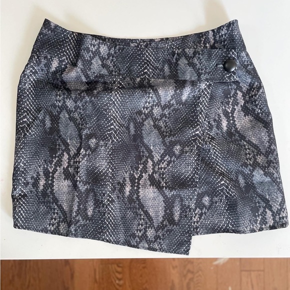 Brand new with tags snake print skirt with slit! - Picture 1 of 3